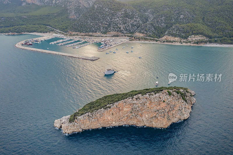 鸟瞰四川岛，字面意思是“老鼠岛”。土耳其的地中海岛屿。