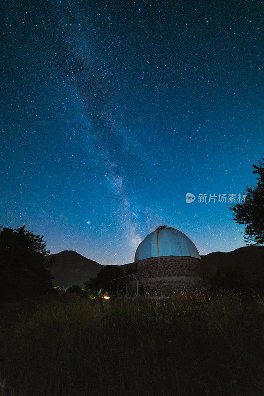 以银河系为背景的夜间天文台