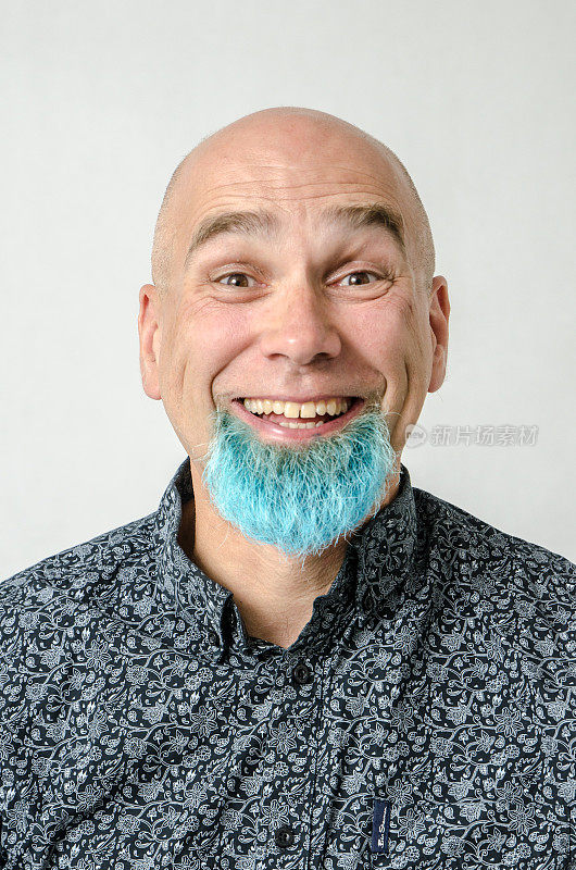 一个下巴上染着蓝胡子的秃顶男人的肖像