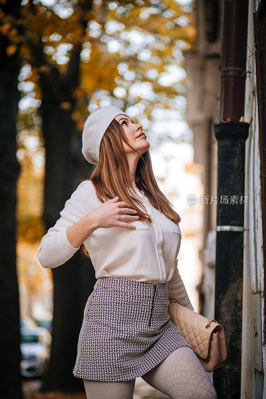 美丽优雅的女人穿着法国风格走在街上