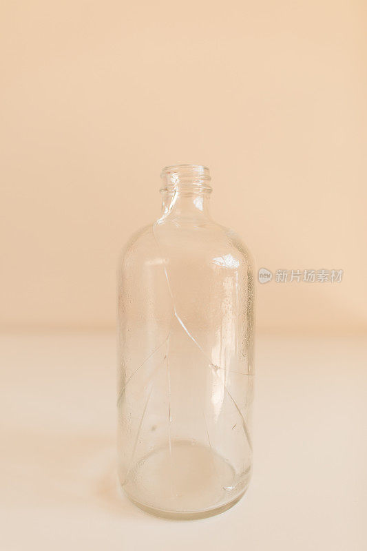整个破碎的透明玻璃水瓶