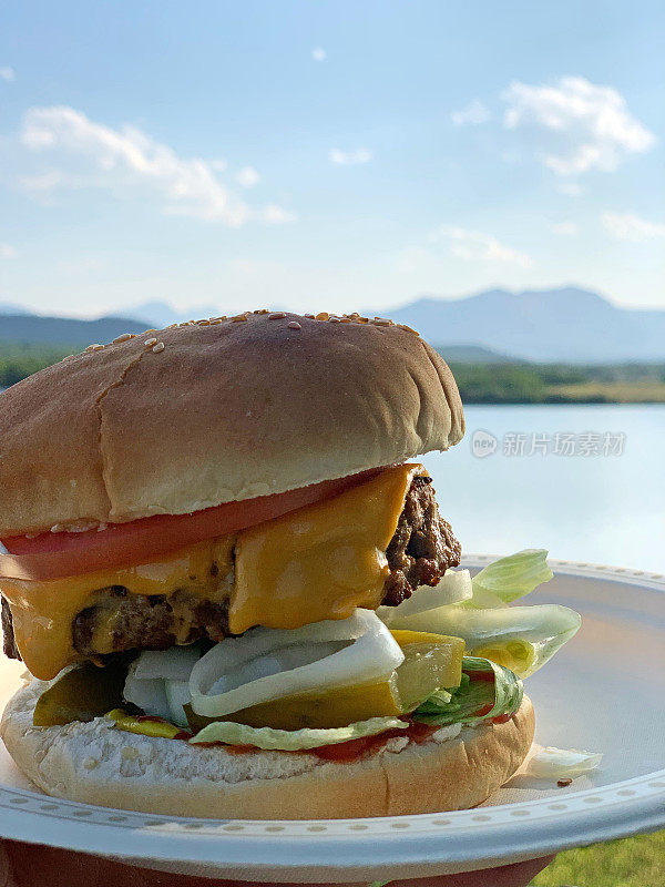 新鲜烤芝士汉堡享受户外露营野餐，佩恩湖，南阿尔伯塔