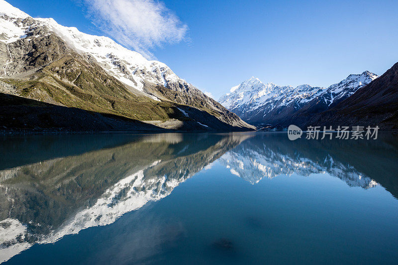 库克峰在胡克湖平静的水面上的强烈倒影