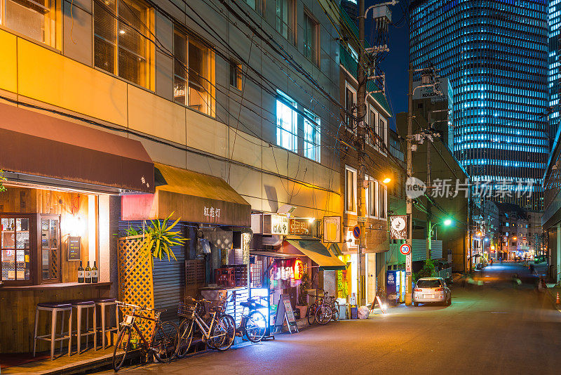摩天大楼俯瞰安静的街道餐馆，夜晚的城市景观日本大阪