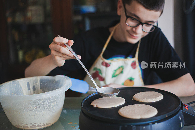 少年在封锁期间做美国煎饼