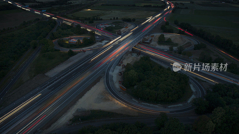 高速公路交汇处，高速公路交汇处黄昏-鸟瞰图