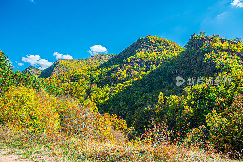 柏油路，山石景观，阳光灿烂的天空