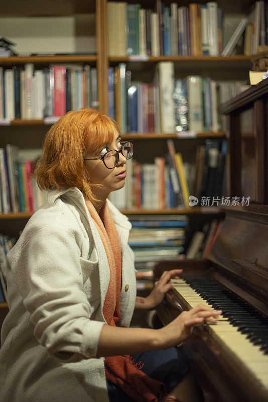 弹奏钢琴的女人