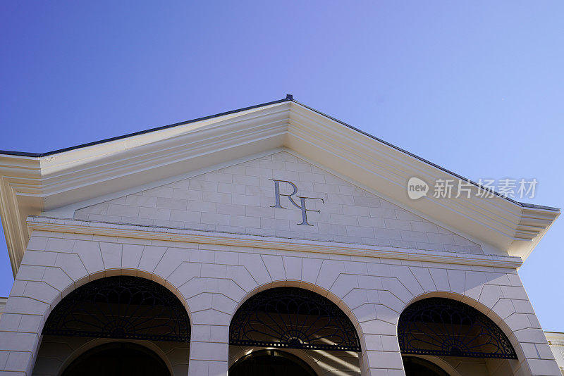 市政厅写的RF信件意思是法兰西共和国，在阿卡尚的法国建筑