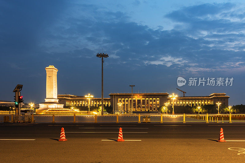 天安门广场人民英雄纪念碑和人民大会堂夜景