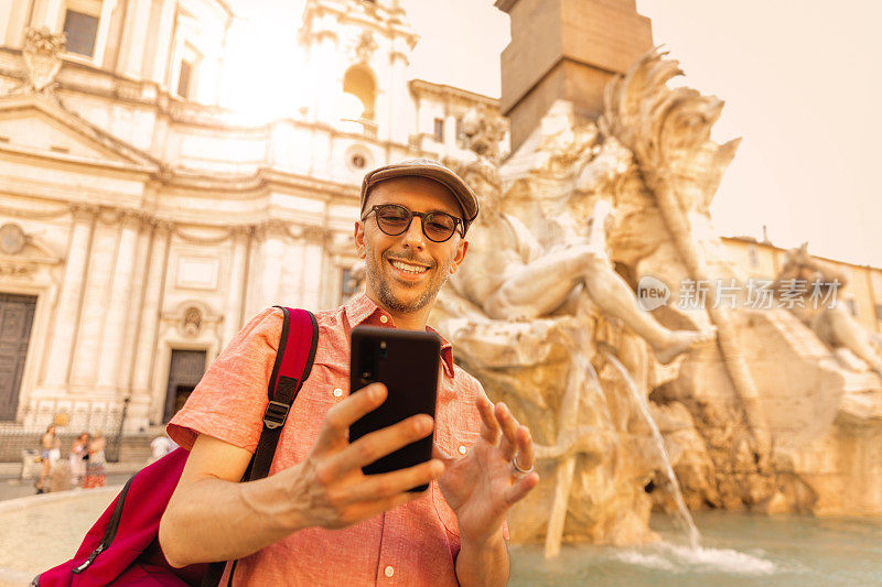 男人在城市里使用智能手机——去意大利旅游