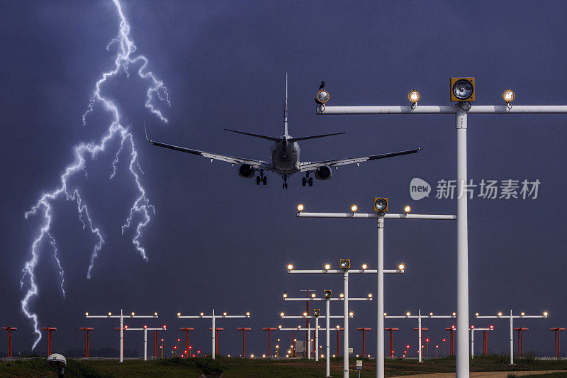 商用飞机在雷暴天气下降落