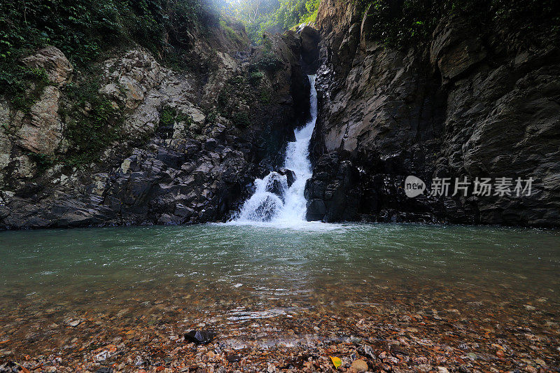 溪水从瀑布流下