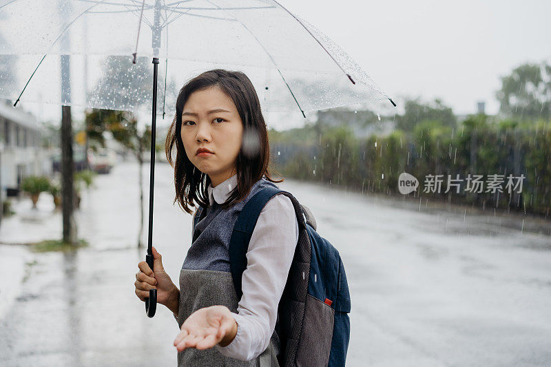 站在雨中的年轻亚洲女人