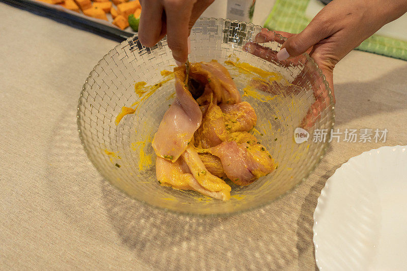 鸡胸肉片与黄芥末和调味料混合在碗中