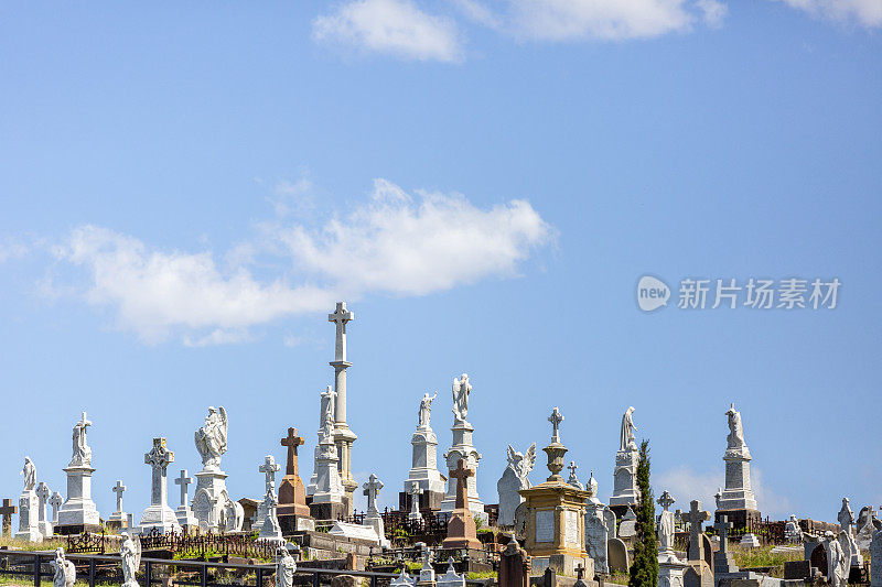 老墓地，蓝天背景与复制空间