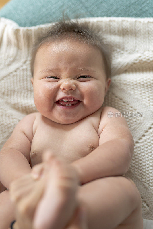可爱的宝宝在笑