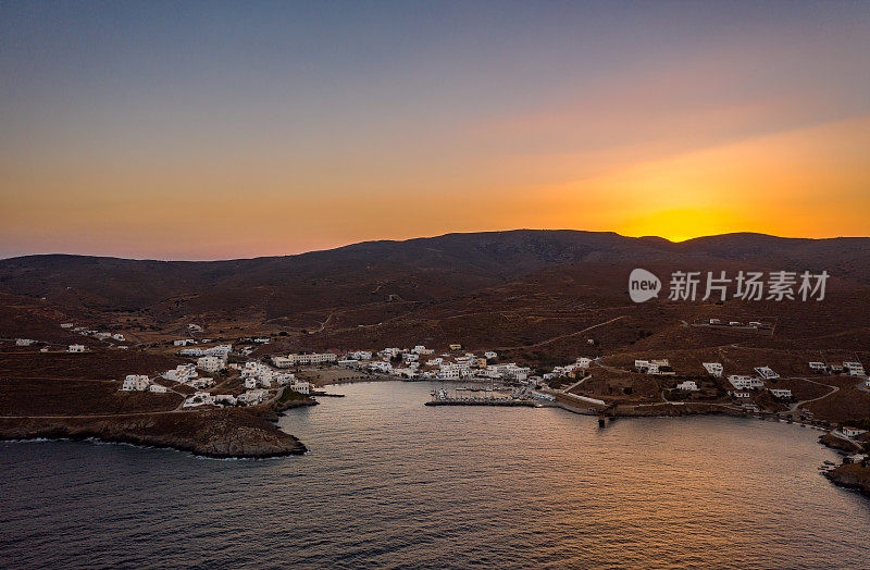 基思诺斯岛，镇，乔拉，梅里哈斯，科洛纳和卢特拉在基克拉迪斯，爱琴海黄昏的空中全景照片