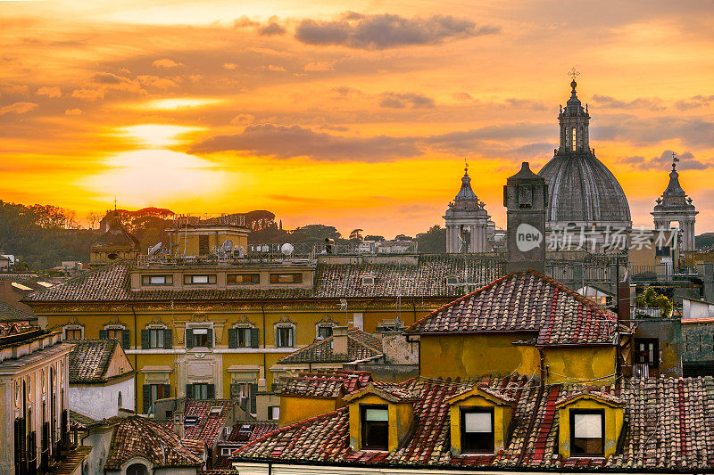 罗马的屋顶和圣阿格内斯的圆顶上的日落