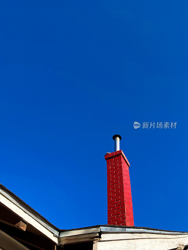 蓝天背景下的红砖烟囱