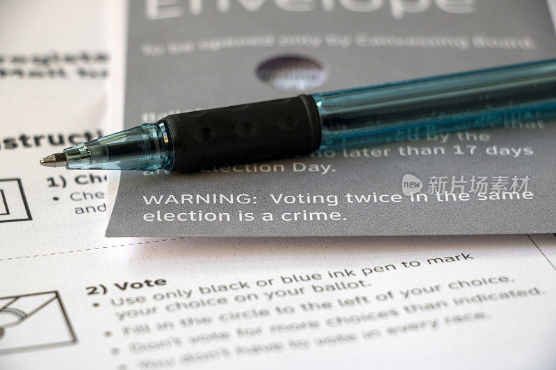 特写选民警告在信封边缘与钢笔