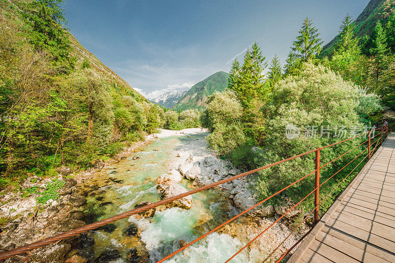 悬索桥横跨清澈的山河