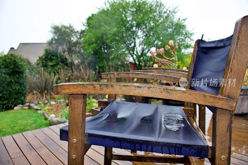 雨天在花园里的椅子上形成水坑