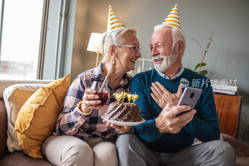 一对老夫妇在家里庆祝生日并自拍