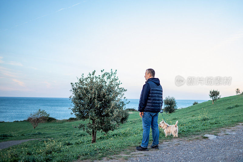 在海边漫步