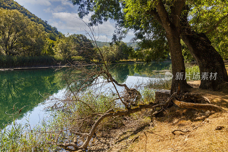 克尔卡河穿过郁郁葱葱的森林，景色如画