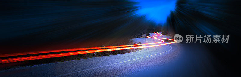 车灯夜行在弯弯曲曲的柏油路上，山道夜景，长曝光图像，全景