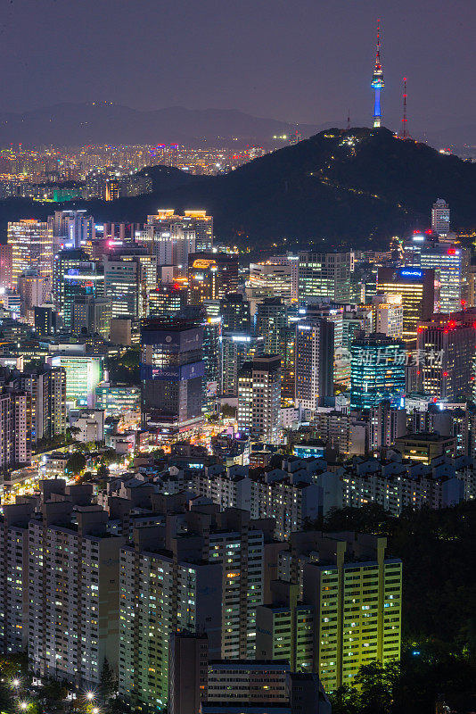 霓虹夜景首尔南山大厦俯瞰拥挤的摩天大楼韩国城市景观