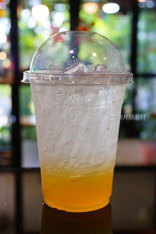 塑料杯柠檬苏打冰