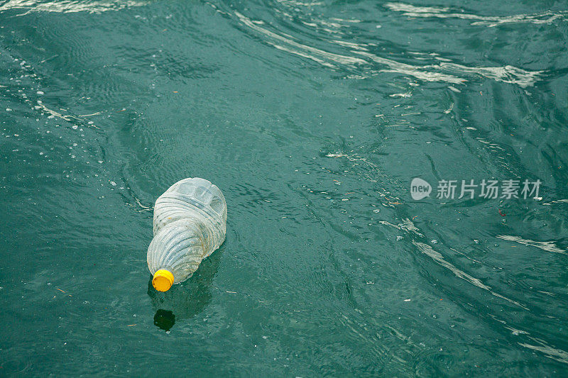 海面上的一次性塑料瓶