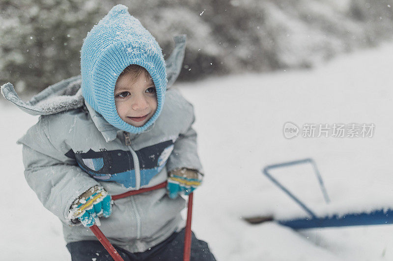 快乐的孩子在雪公园