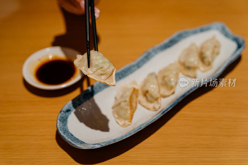 把日式煎饺装在盘子里放在桌上