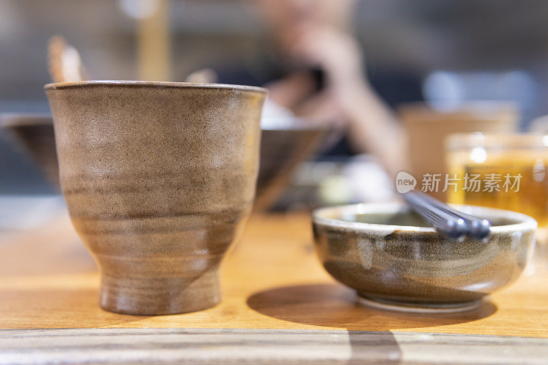 桌子和餐具的特写，茶具在一个日本餐厅