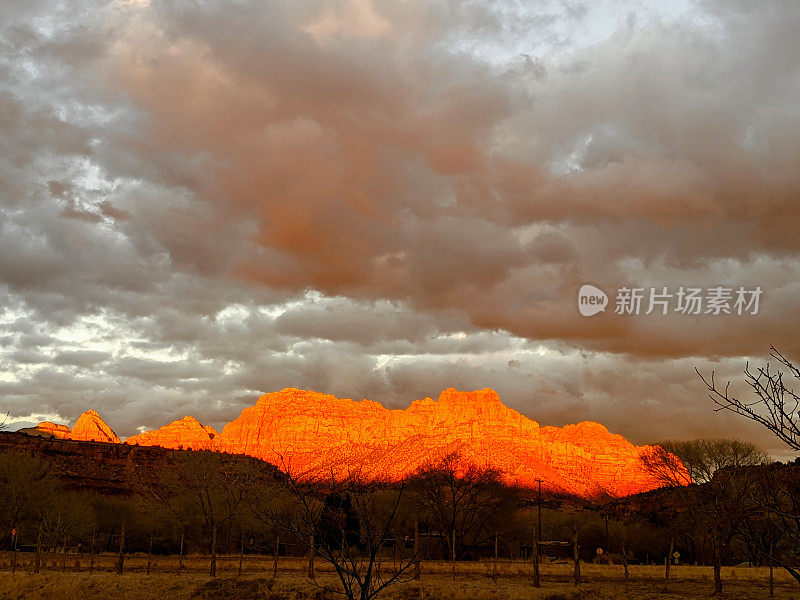 日落的辉光在锡安国家公园的山峰和云景从洛克维尔犹他州在冬季牧场