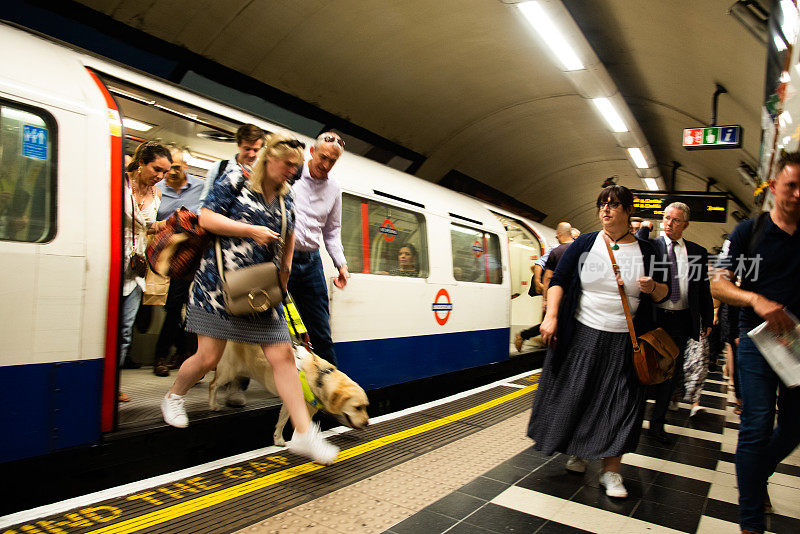 英国伦敦，一名随机乘客在地铁站下火车