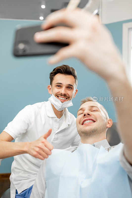 在牙科诊所看牙医的快乐病人