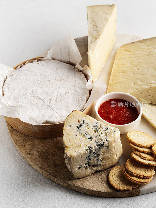手工奶酪，羊奶干酪，一块法国羊奶干酪，奶酪，各种奶酪放在一个盘子品尝小吃，农场做的奶酪，