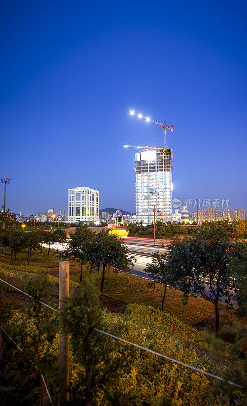 夜间的大型建筑工地