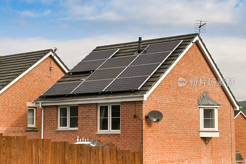 太阳能电池板安装在新房子的屋顶上