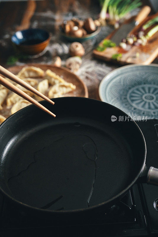 用平底锅煮日本煎饺