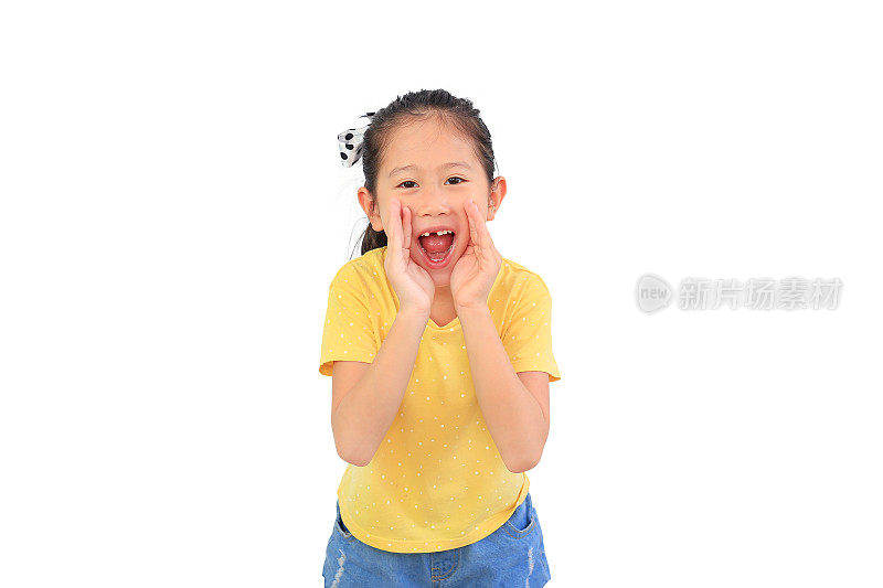 快乐的亚洲小女孩与断牙做呼喊手势孤立的白色背景。孩子看着摄像机，手放在嘴边