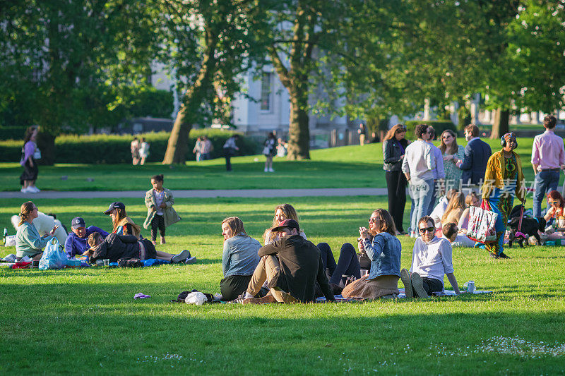 人们在伦敦的格林威治公园享受晴朗的一天