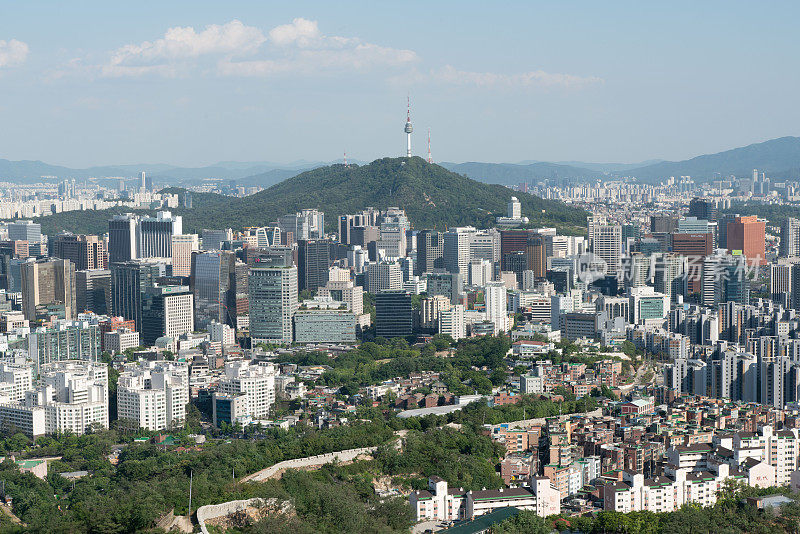 韩国首尔的城市景观和南山塔。