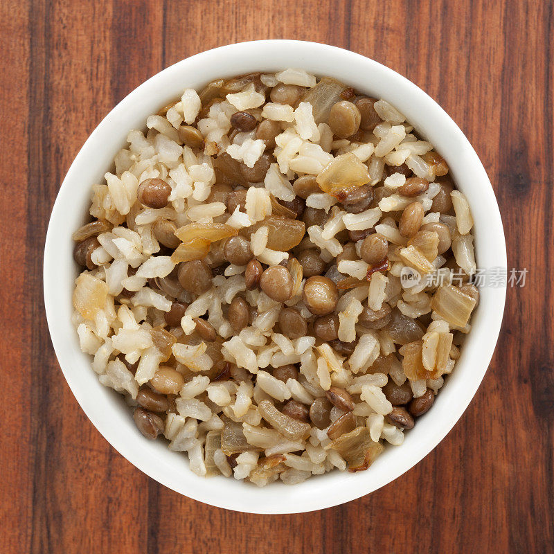 米饭，洋葱和扁豆炒