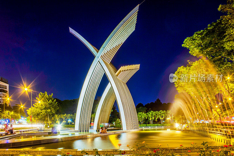 黄文杜公园的现代喷泉。黄文杜公园是越南谭平区的一个大型公园。