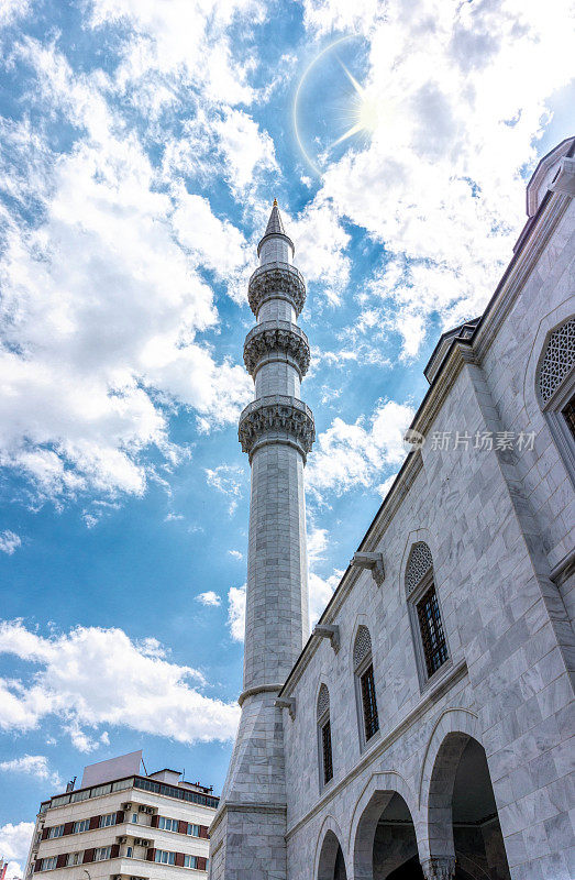 一座古老清真寺的尖塔，映衬着蓝天